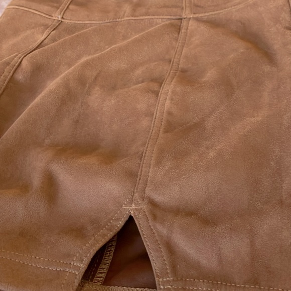 Juniors' SO® High-Rise Side Notch Mini Skirt in ELVN BROWN suede SIZE 3/26 NWT - Picture 4 of 11